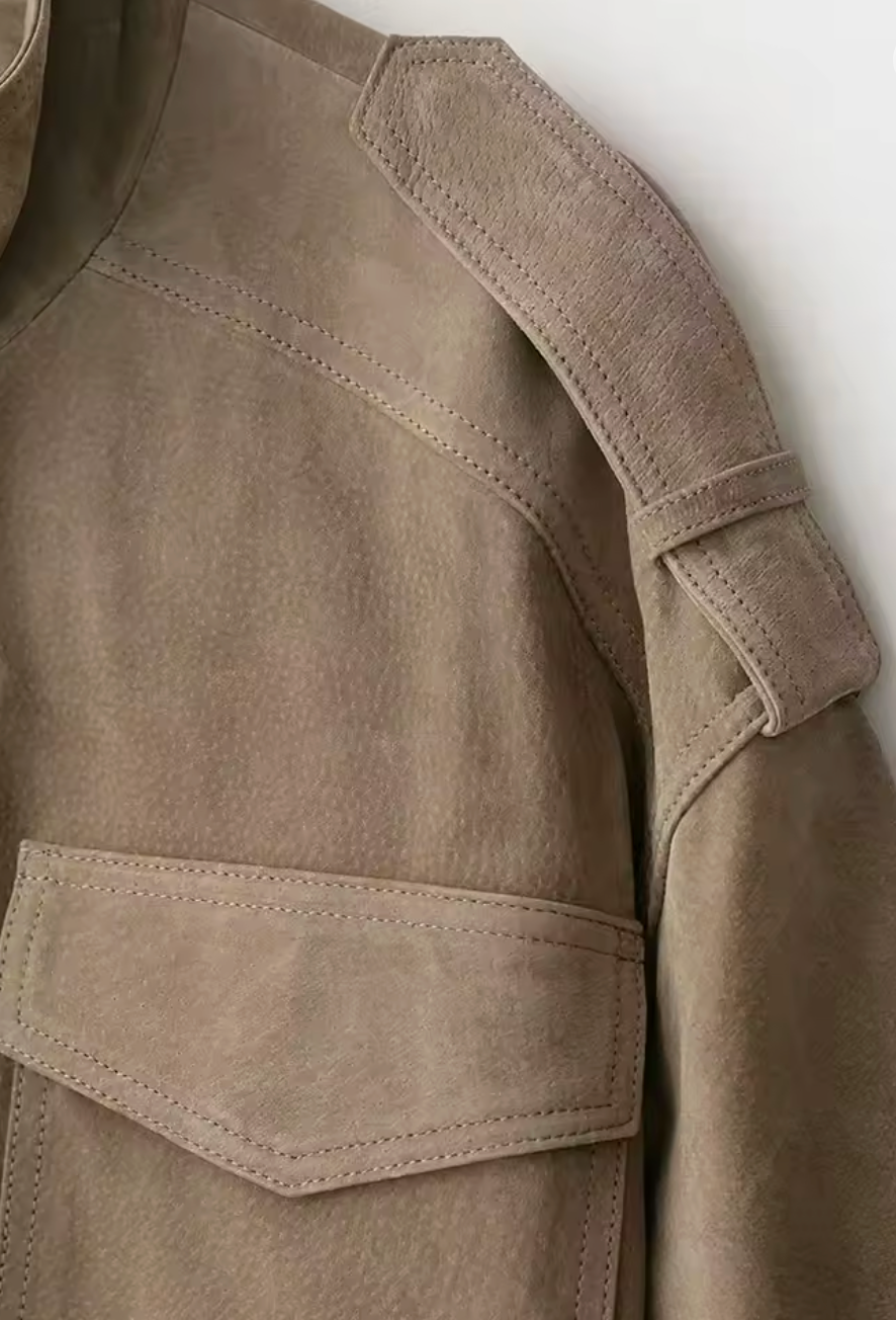 Taupe Suede Herfstjas – Tijdloze Elegantie & Comfort